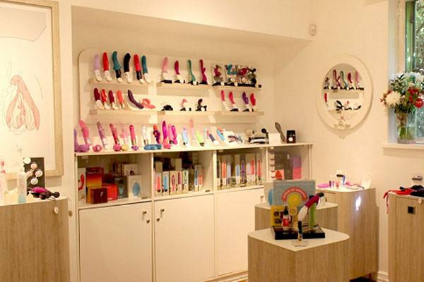 Shop "đồ chơi người lớn" Cô Bé Vàng
