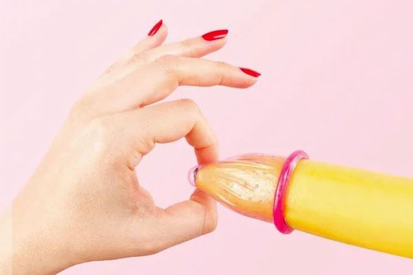 Bóp đầu bao để không khí đi ra ngoài, giảm nguy cơ rách