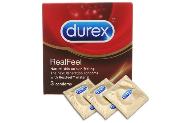 Durex RealFeel được chế tạo từ polyisoprene mềm mại và dễ chịu hơn khi tiếp xúc với da Durex RealFeel được chế tạo từ polyisoprene mềm mại và dễ chịu hơn khi tiếp xúc với da
