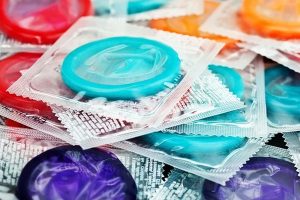 Sử dụng bao cao su giá rẻ là lựa chọn phổ biến với mục tiêu giảm bớt chi phí