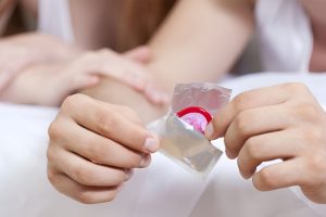 Bao cao su là sản phẩm hỗ trợ cho các cặp đôi thăng hoa