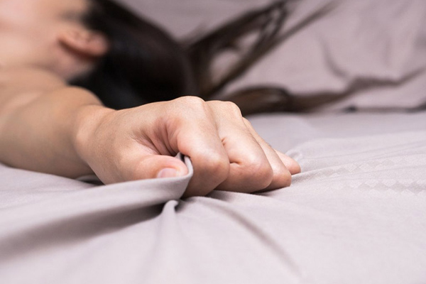 Sử dụng sản phẩm không đúng cách có thể gây đau rát khi quan hệ
