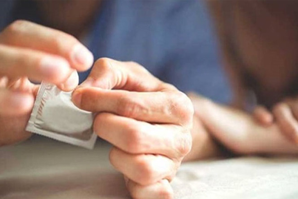 Bao cao su giả thường được làm không chỉn chu, bao bì có chữ và màu bị mờ